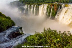 a que hora abre el parque nacional iguazu para visitar las cataratas