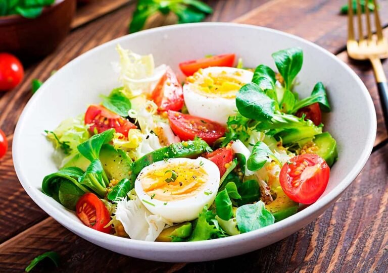 como preparar ensaladas con palta y huevo faciles y nutritivas