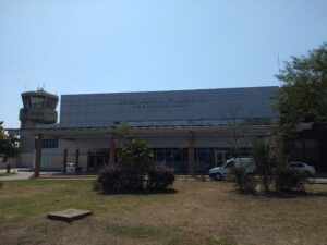 cual es la ubicacion y servicios del aeropuerto doctor fernando piragine niveyro