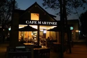 donde queda cafe martinez en city bell y cuales son sus horarios