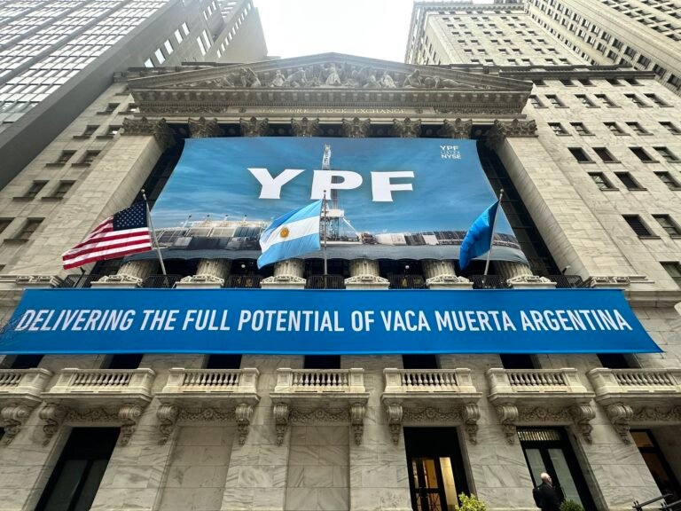 que relacion tiene la cotizacion de ypf con wall street