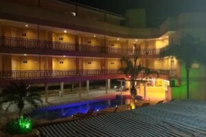 Qué servicios ofrece el Complejo Paso del Rey y dónde queda ubicado